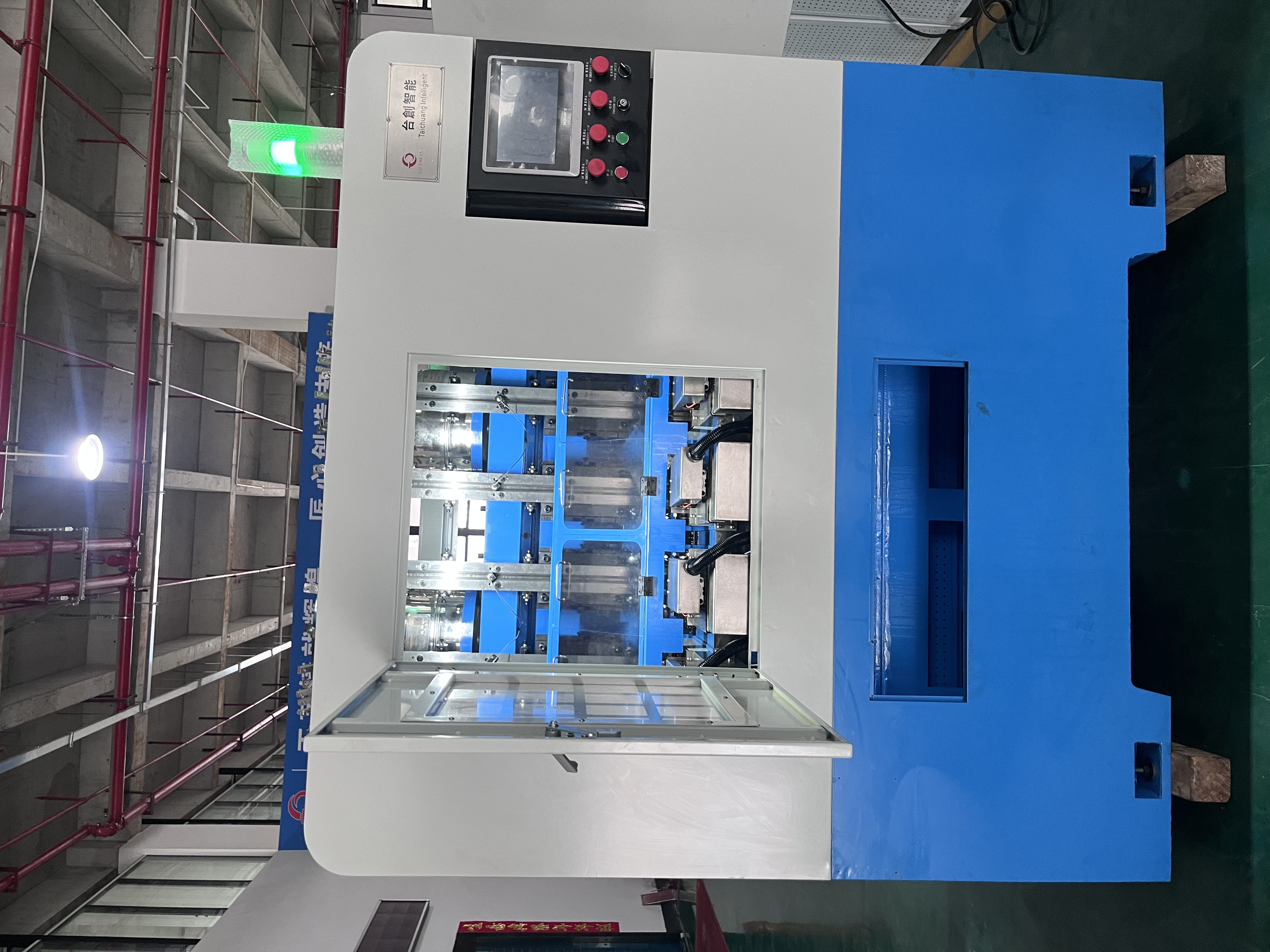 4-wrzecionowa maszyna do gwintowania nakrętek LDH-M10-4 z formą i systemem chłodzenia