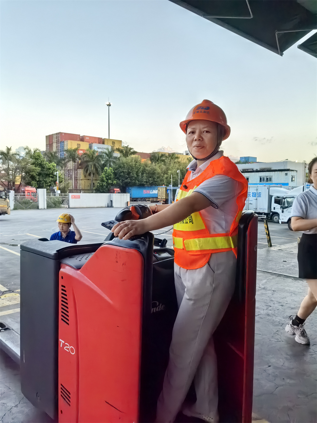 Su propia flota de camiones garantiza un tránsito aeroportuario de 6 horas para la carga DDP de China a Dubái desde Shenzhen