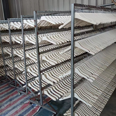 Producción de perchas de terciopelo