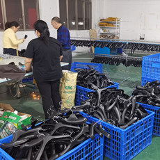 Producción de perchas de plástico