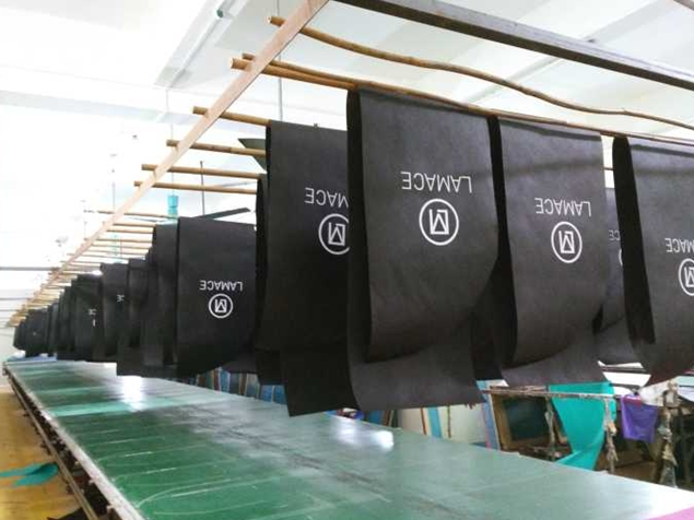 Producción de bolsas de prendas