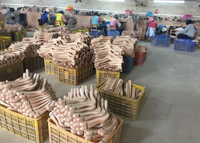 ウッドハンガーの生産