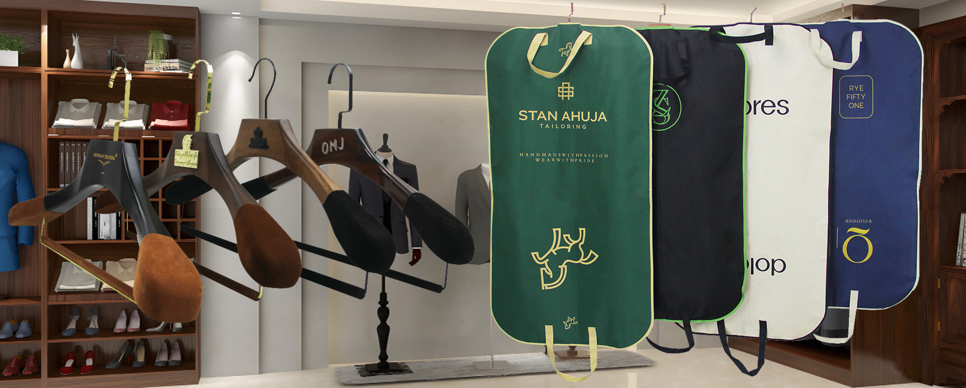 Des cintres et des sacs personnalisés pour les costumes