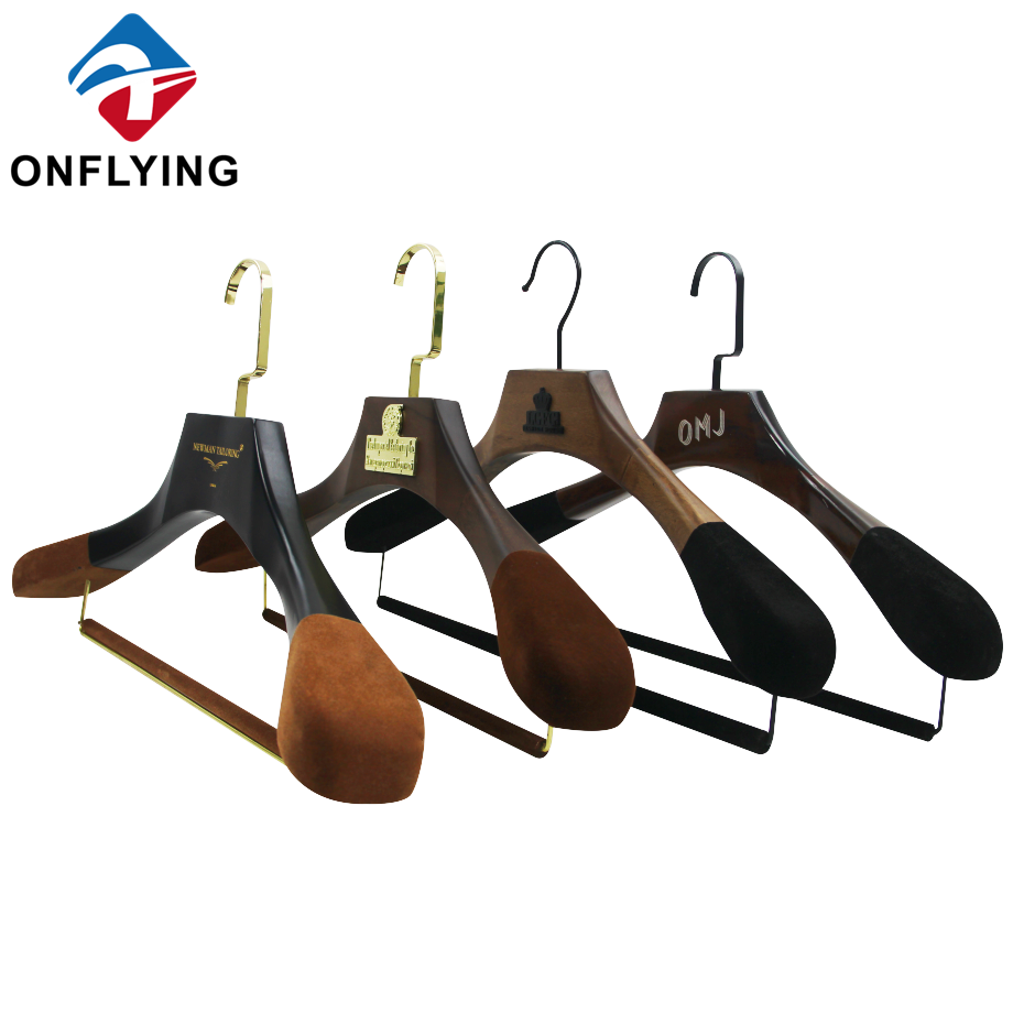 Chine Les hommes de luxe en velours non glisser haut de gamme sont des cintres en bois fournisseur fabricant