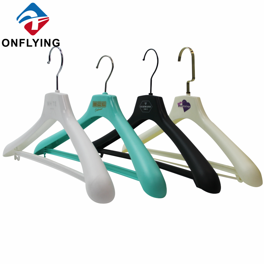 服装展示定制的彩色西服衣架塑料工厂供应商