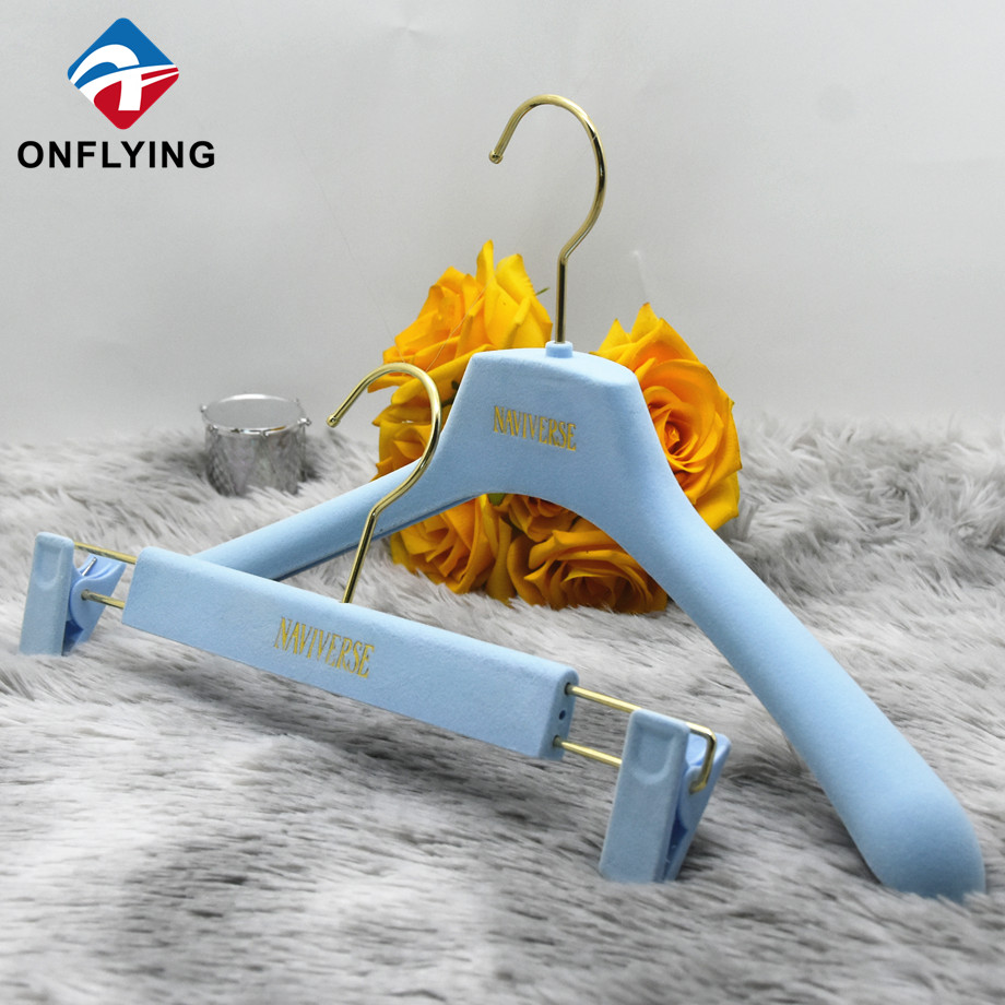 豪華なスカイブルーの衣服服ロゴメーカーのサプライヤー付きベルベットハンガー