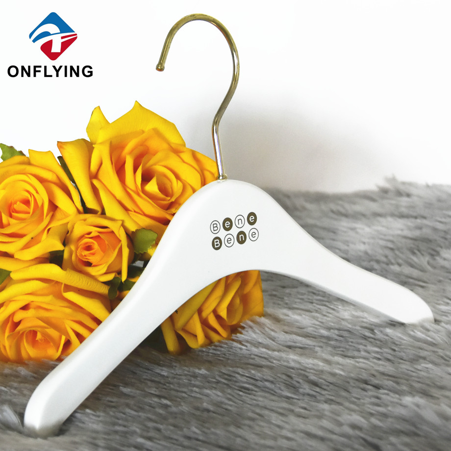 マットホワイトカスタム服かわいい木製キッズハンガー工場のサプライヤー