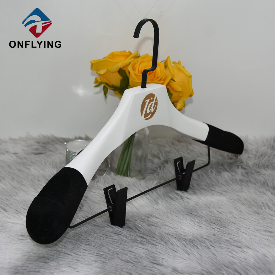 Matte weiße kundenspezifische Kleiderbügel für Kleidung China Factory