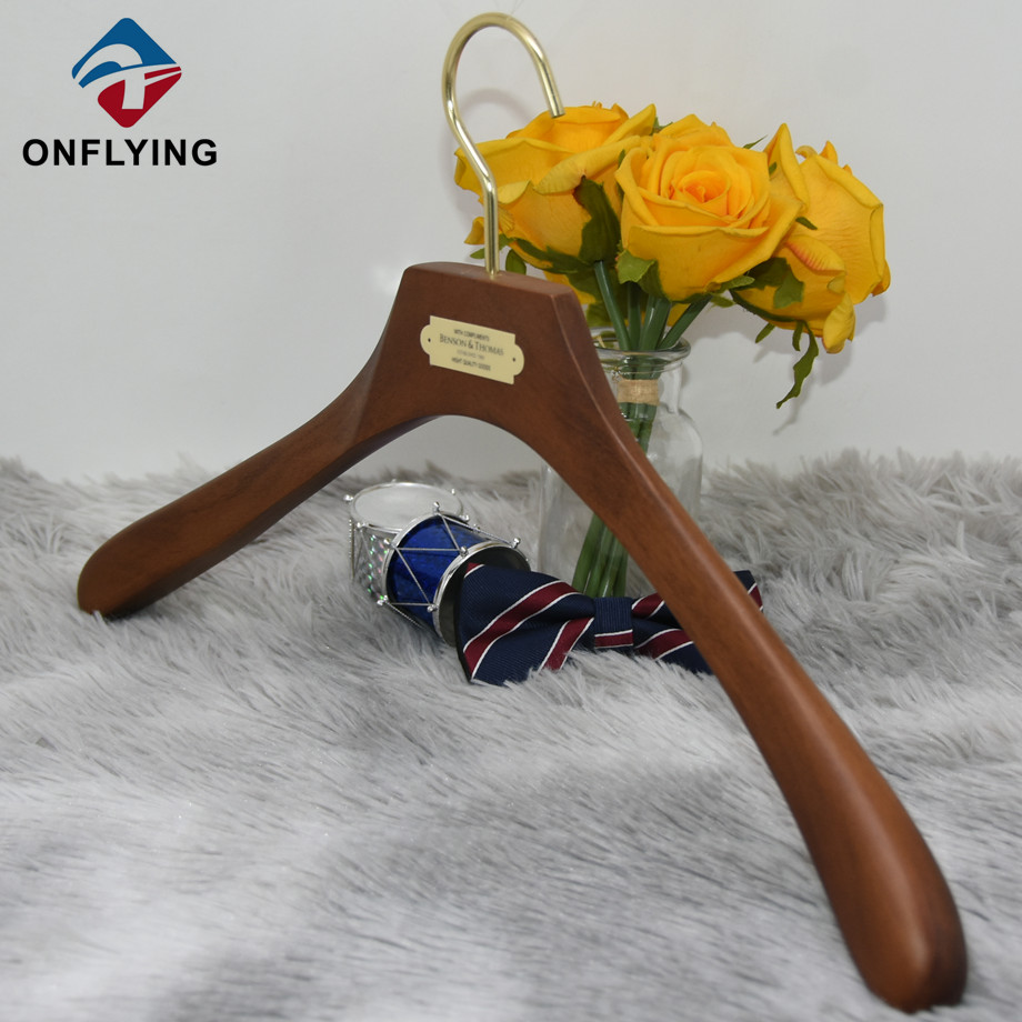 Perchas de madera marrón con logotipo China Fabricante