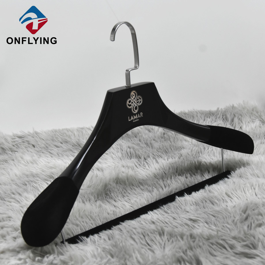 Luxury Custom Wide-épaule en bois noir avec des vêtements de logo cintre chinois usine