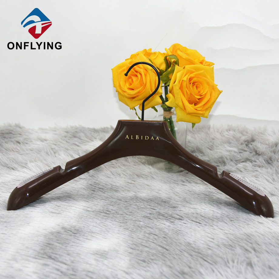 Hangonners à vêtements de logo personnalisés bruns durables.