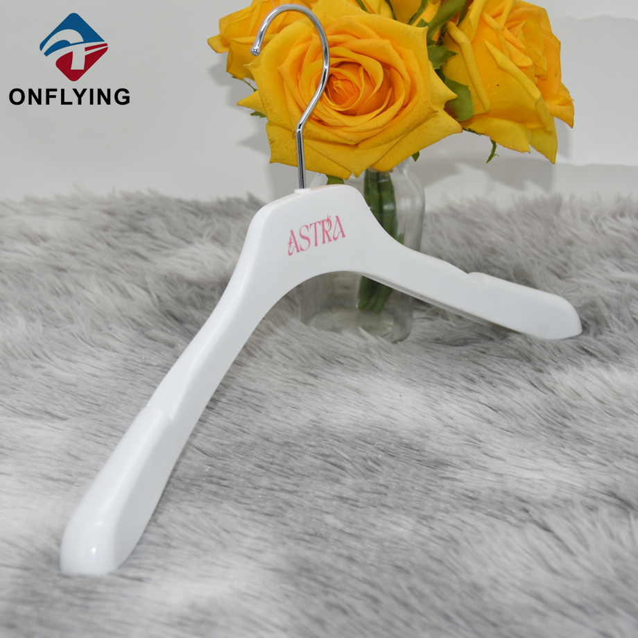 カスタムラグジュアリーディスプレイ衣料品店ノンスリップ服コートハンガー中国のサプライヤー