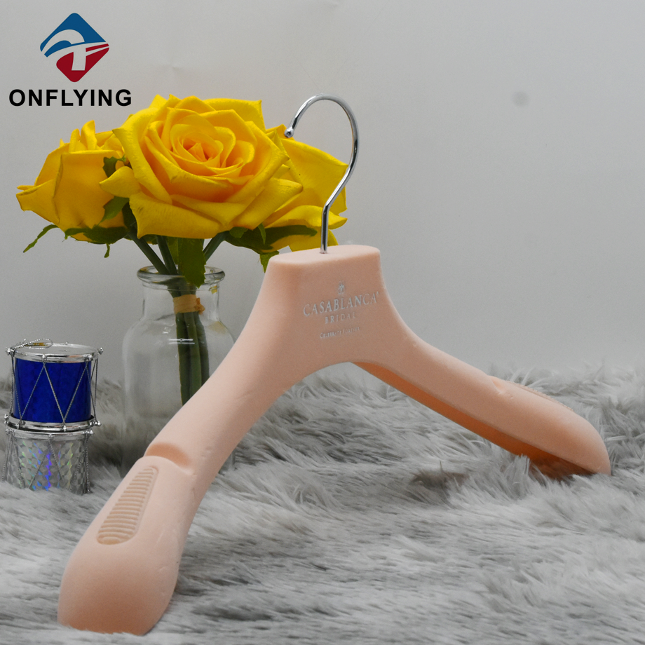 ピンク色のハイエンドのブライダルドレスベルベット群れハンガー中国のサプライヤー