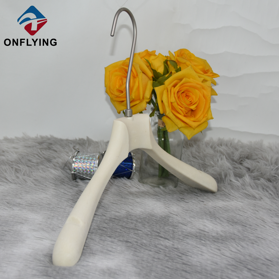 カスタムロゴエコフレンドリースイベルフックガーメントガーメントコート樹脂ハンガー中国サプライヤー