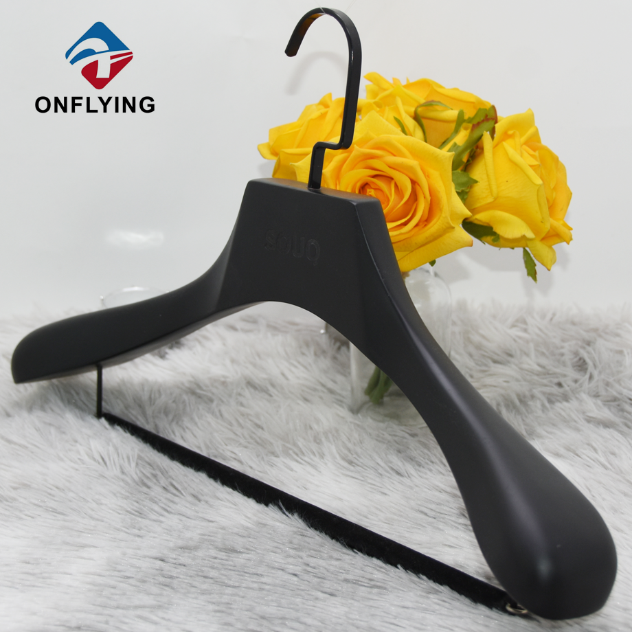 カスタムホット販売ヘビーデューティ厚い木製スーツハンガー中国メーカー