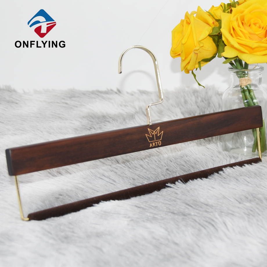 ブティック茶色の木製カスタムロゴハンガーのズボンのための中国工場