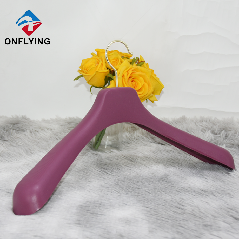 Vente chaude de luxe des cintres violets durables pour vêtements en plastique chinois usine