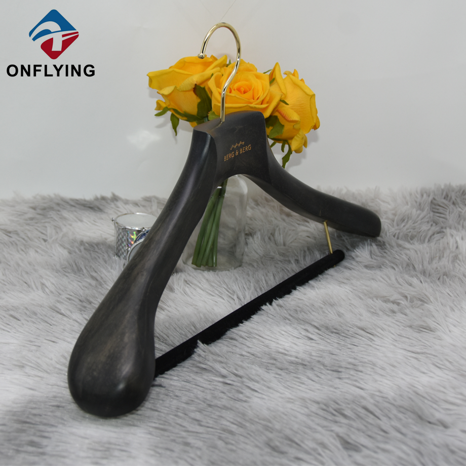 トップエンドガーメントスーツグレーオークウッドハンガーカスタムロゴ中国サプライヤー