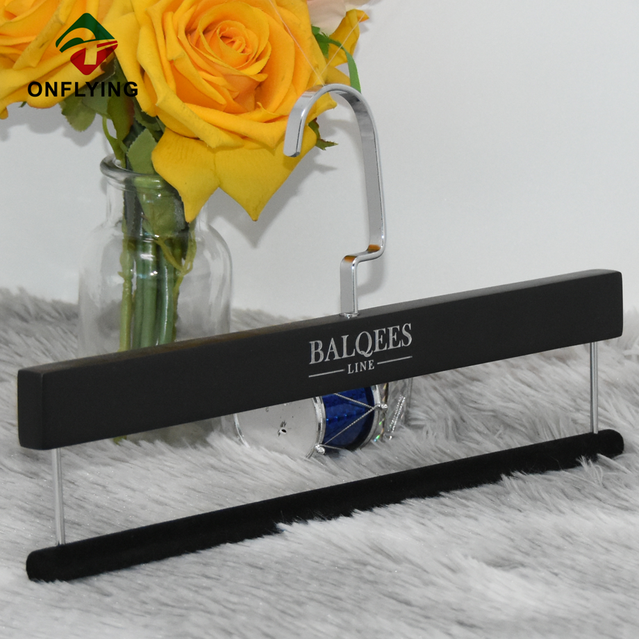 トップエンド耐久性のあるスタイリッシュなカスタムロゴブラック木製パンツハンガーチャイナファクトリー