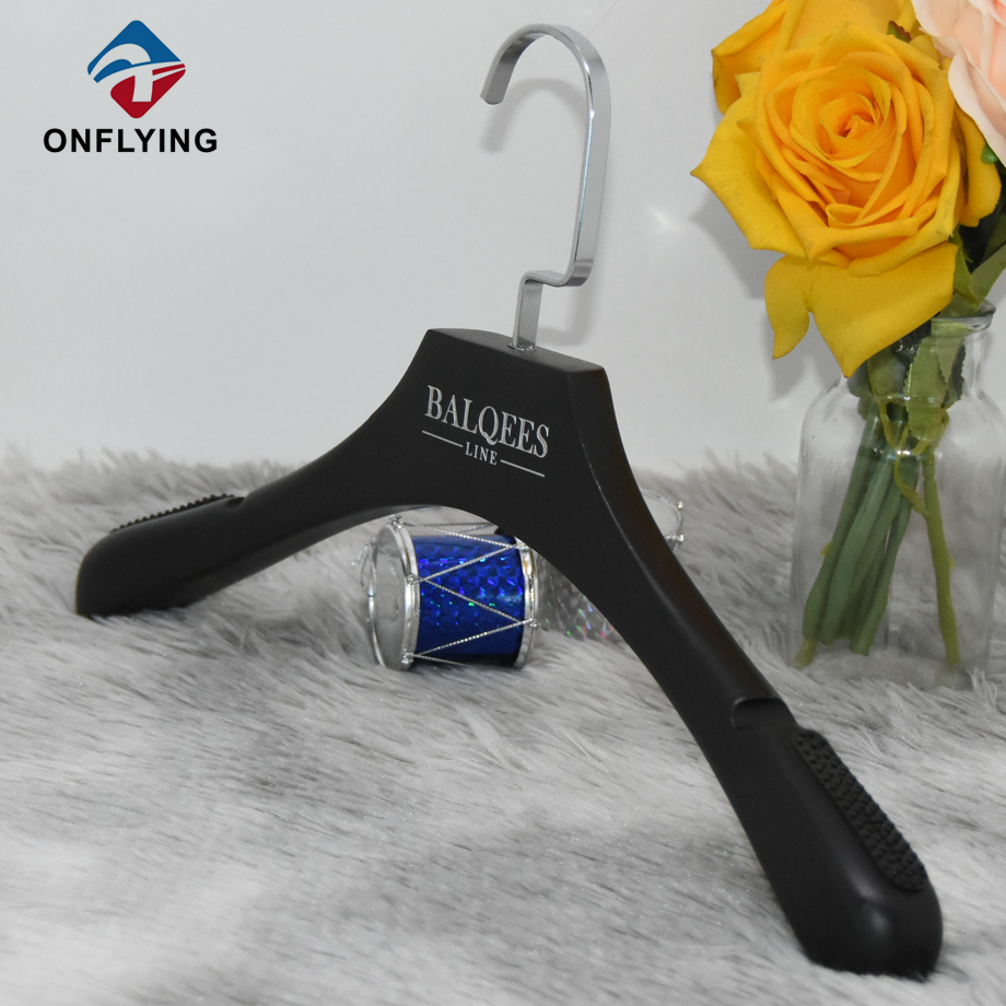 スタイリッシュな高品質の黒いドレス木製カスタマイズされたハンガー中国工場