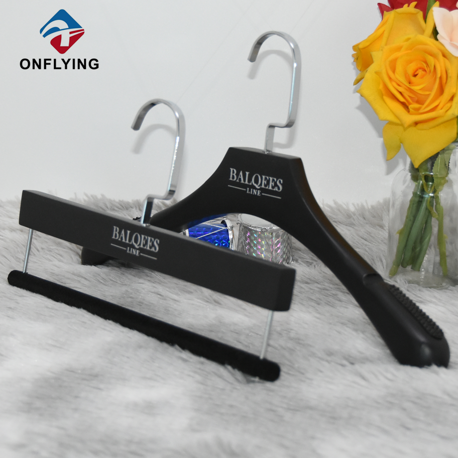 耐久性のあるベストセラーブラックドレスパンツ木製ハンガーセット中国のサプライヤー