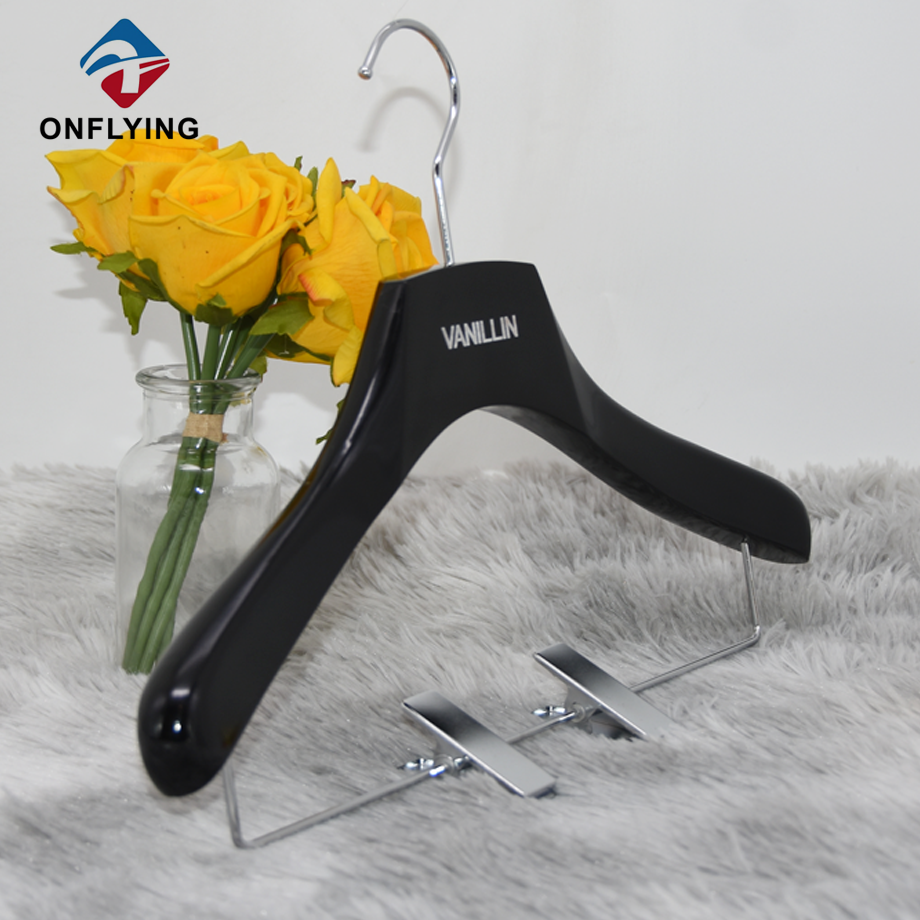 服用のホットセラーの光沢のある黒い豪華な木製ハンガー中国のサプライヤー