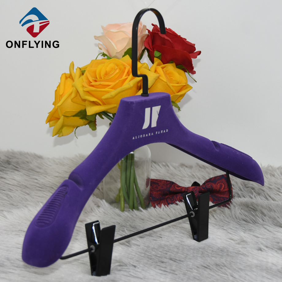 高品質の調節可能なクリップ紫色のベルベットのスカート ハンガー中国サプライヤー