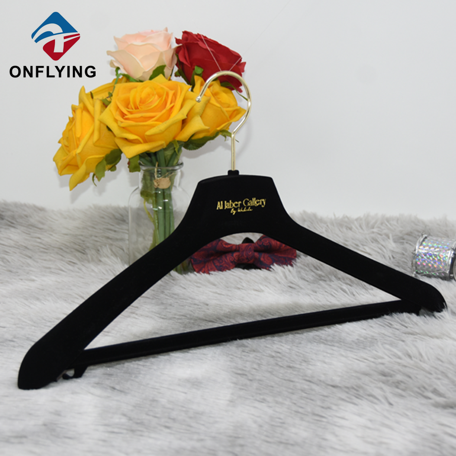 多機能のスタイリッシュな黒のカスタム ベルベット スーツ ハンガー中国工場