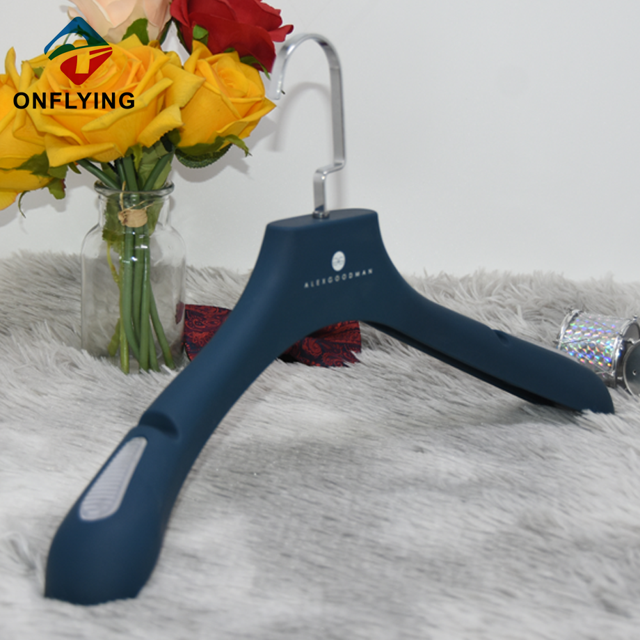 Chine Fabricant de cintres multifonctionnels en caoutchouc bleu de vente chaude