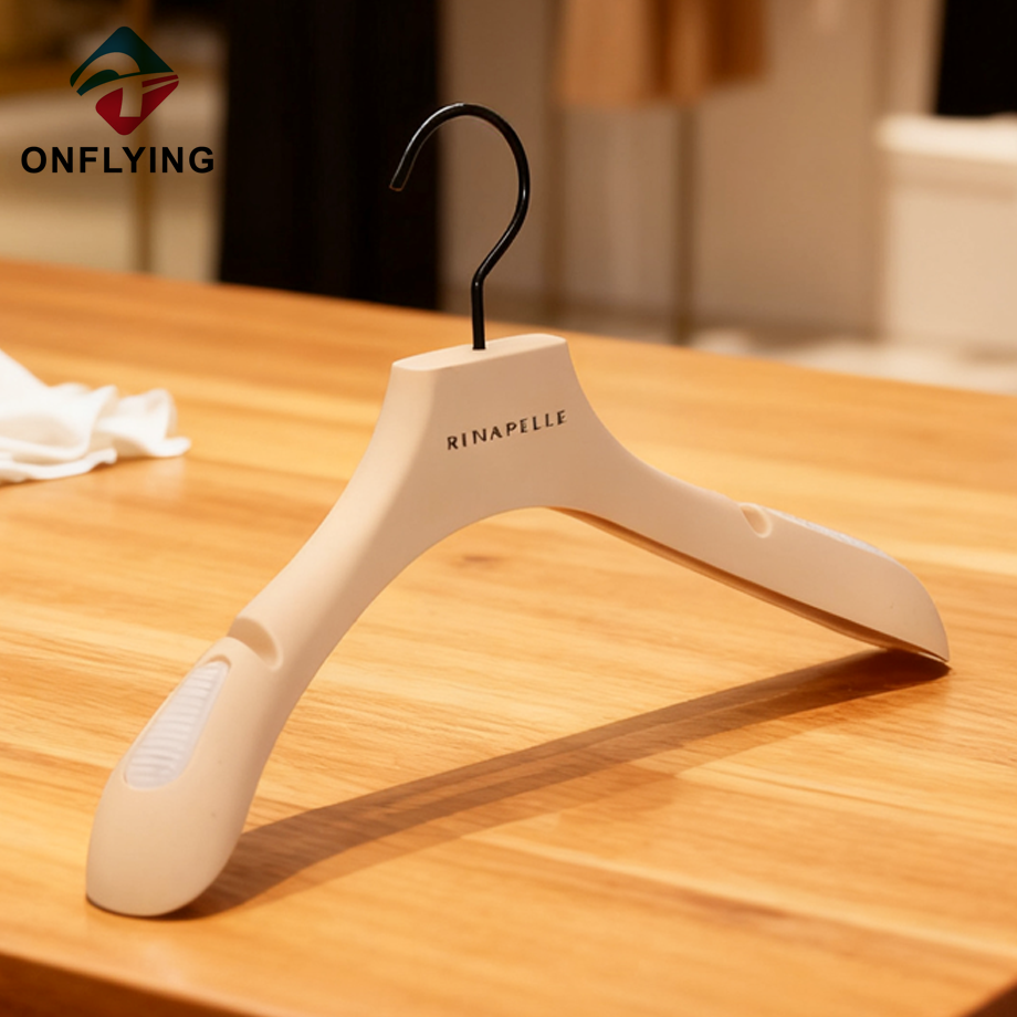 Chine Cintre antidérapant pour robe de mariée avec revêtement en caoutchouc abricot pour femme Fabricants