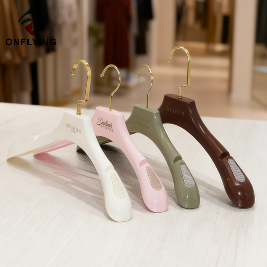 Encoche de couleur personnalisée durable sur les épaules cintres de mariée en plastique Chine usine