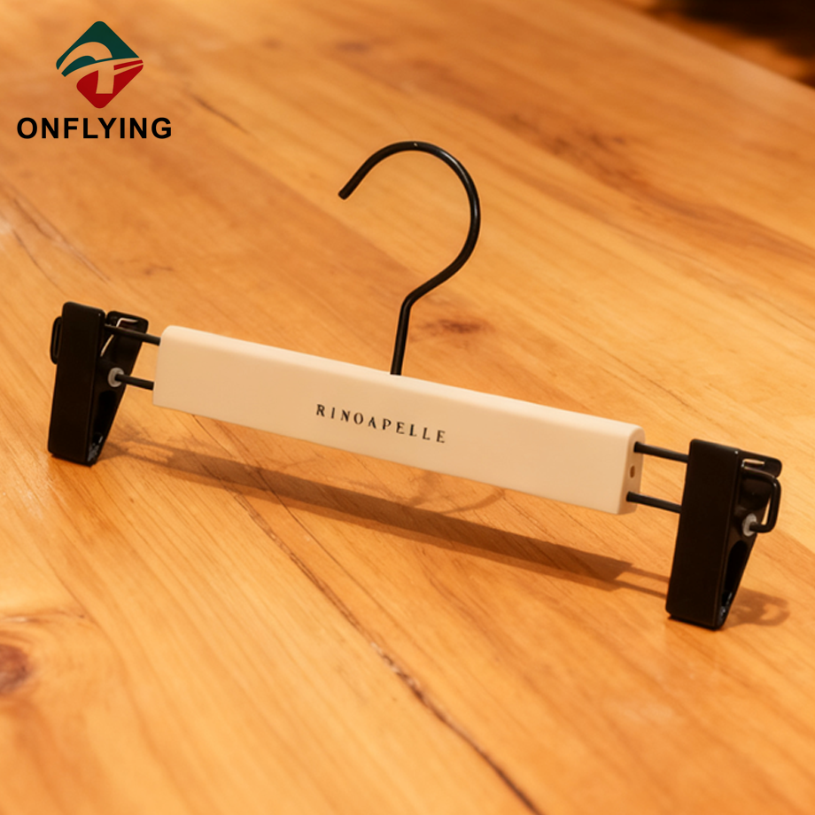 Chine Cintre de luxe pour pantalons enduits de caoutchouc abricot personnalisé fabricant