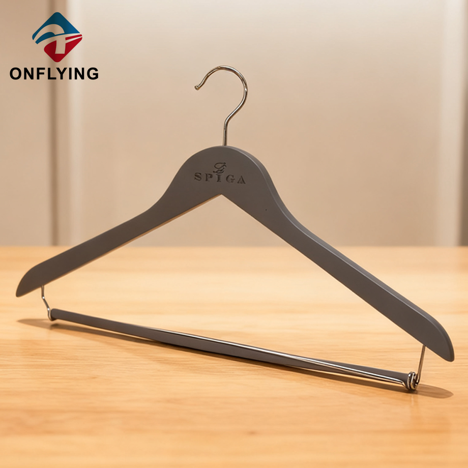 金属棒灰色の木のシャツ ハンガー中国工場が付いている耐久性のあるカスタム ロゴ