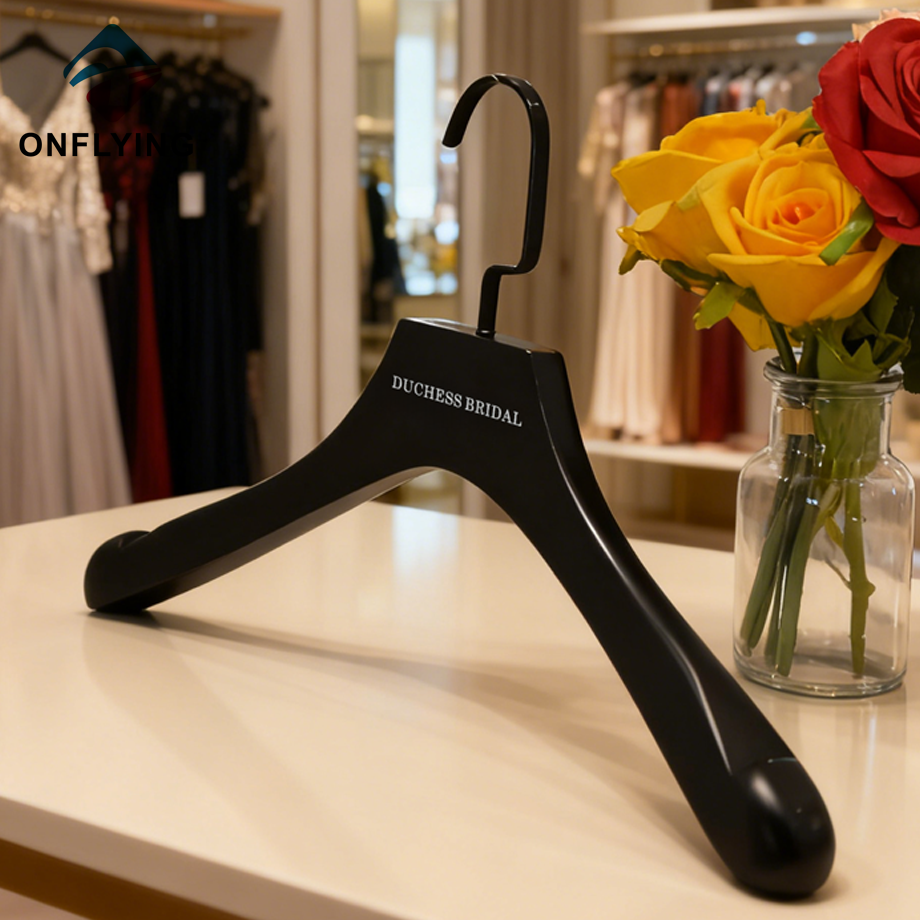 Usine de Chine de cintre en bois de manteau de crochet pivotant noir de logo blanc fait sur commande durable