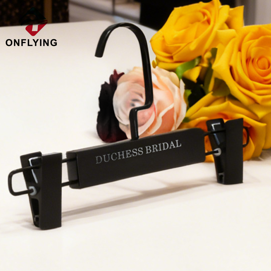 調節可能な強力なクリップが付いているスタイリッシュな固体黒パンツ ハンガー中国サプライヤー