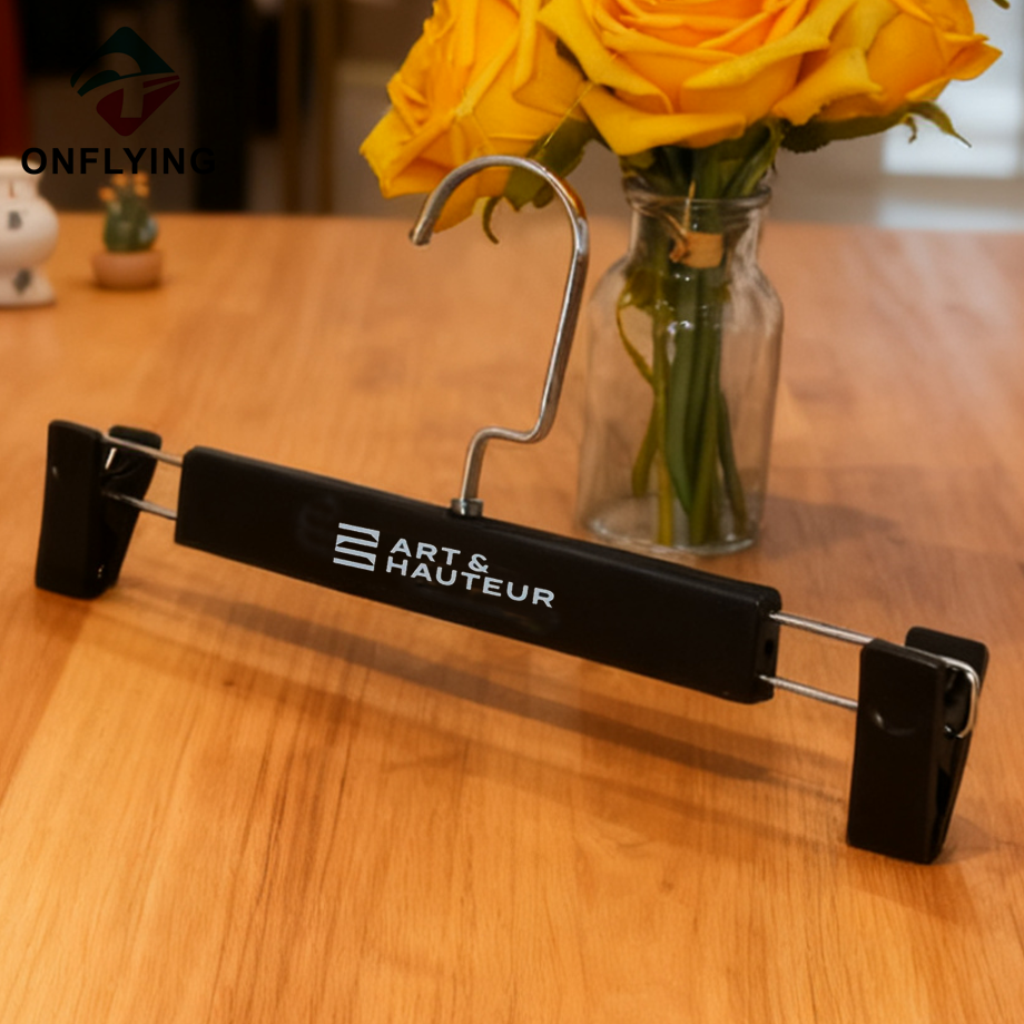 Élégant avec des clips solides, cintre de pantalon en plastique personnalisé noir, fournisseur chinois