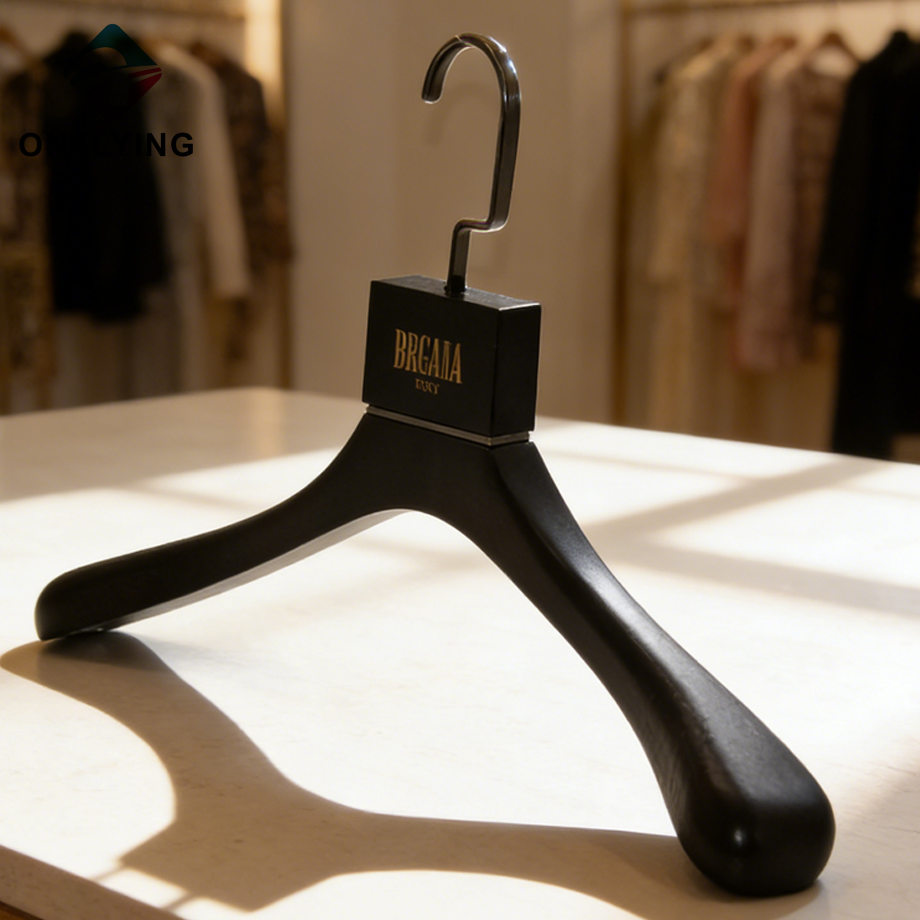 大きな刻まれたロゴ アッシュツリー木製黒カスタマイズ ハンガー中国サプライヤー