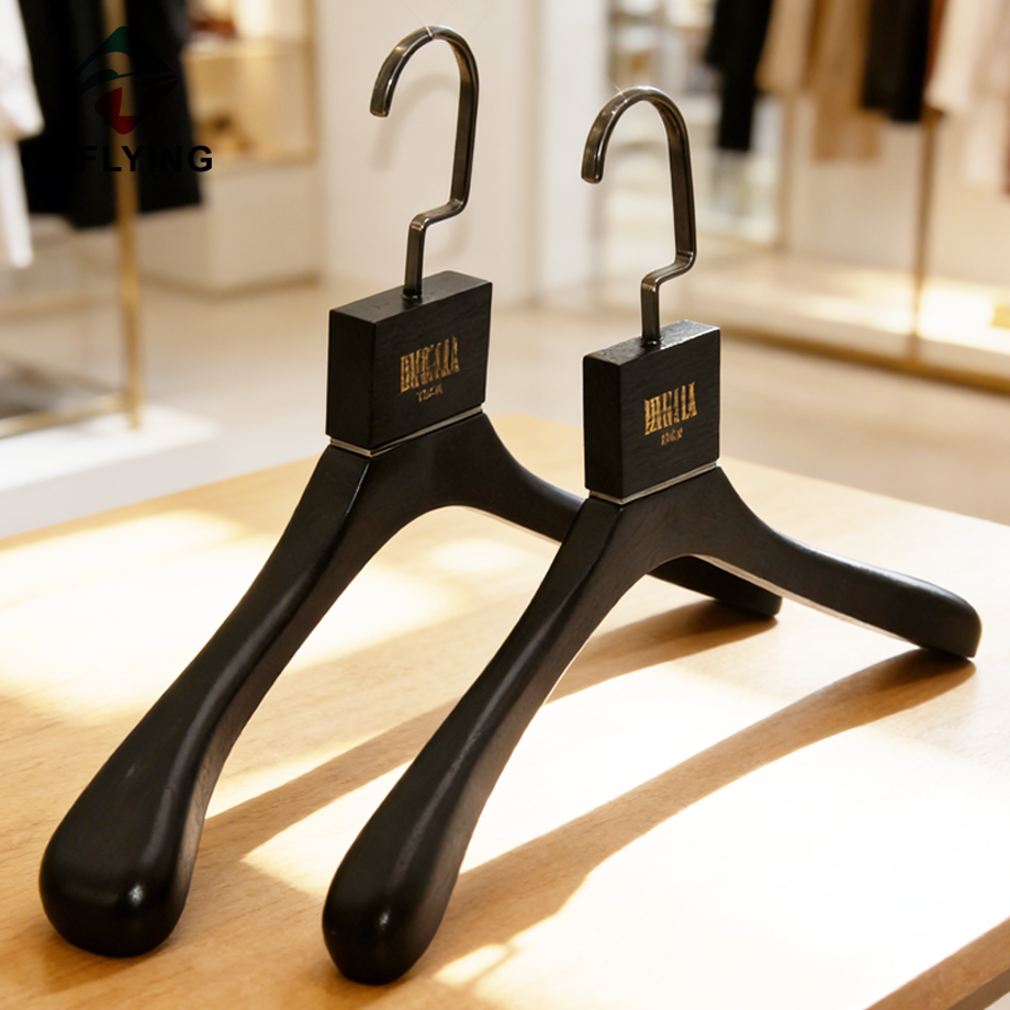 Cintres en bois de frêne noir de luxe réglés avec le logo adapté aux besoins du client usine de la Chine