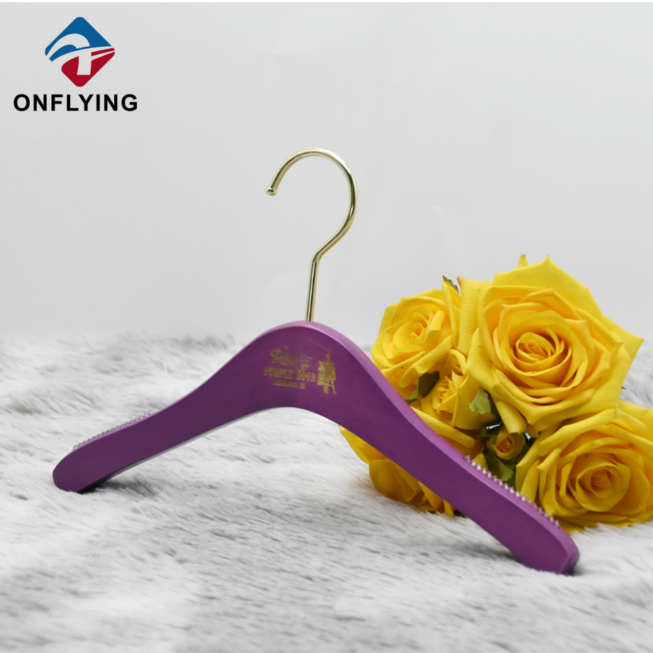 ブティックの絶妙な紫色のカスタム木製子供コート ハンガー中国工場