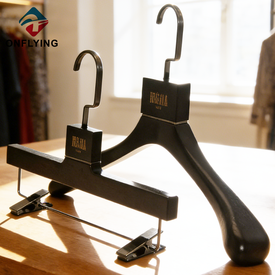 Ensemble de cintres en bois de frêne avec logo personnalisé noir de luxe, fournisseur chinois