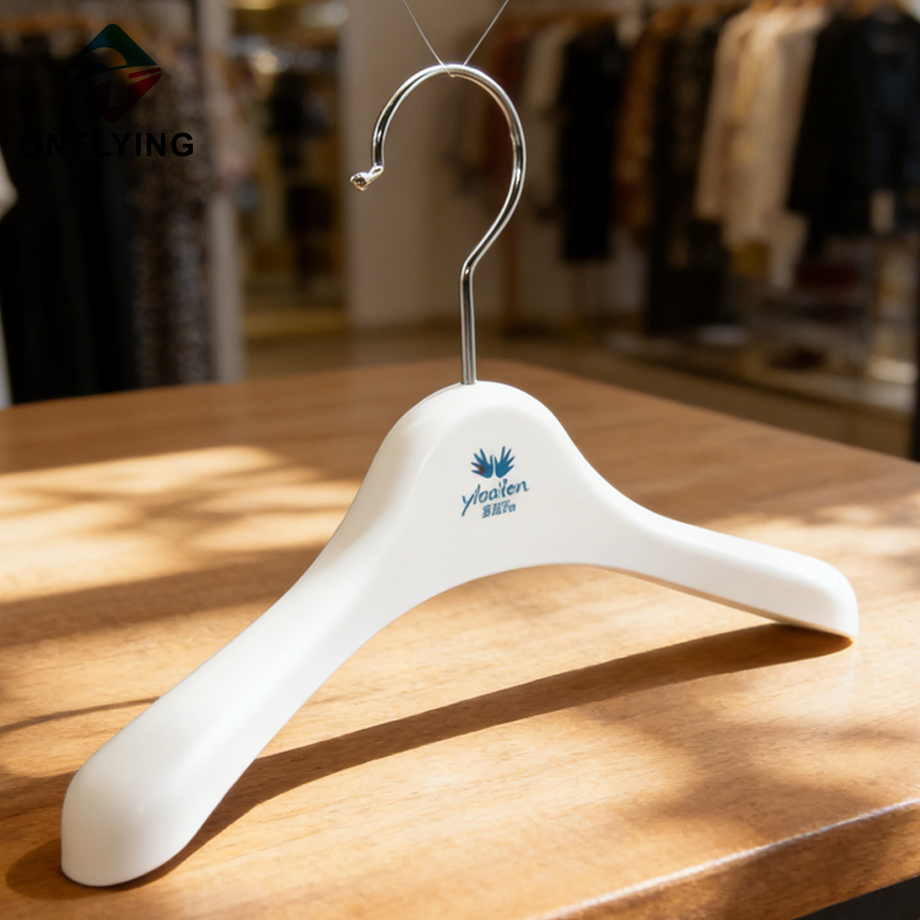 頑丈なカスタムロゴ省スペースベビー服プラスチックハンガー中国工場