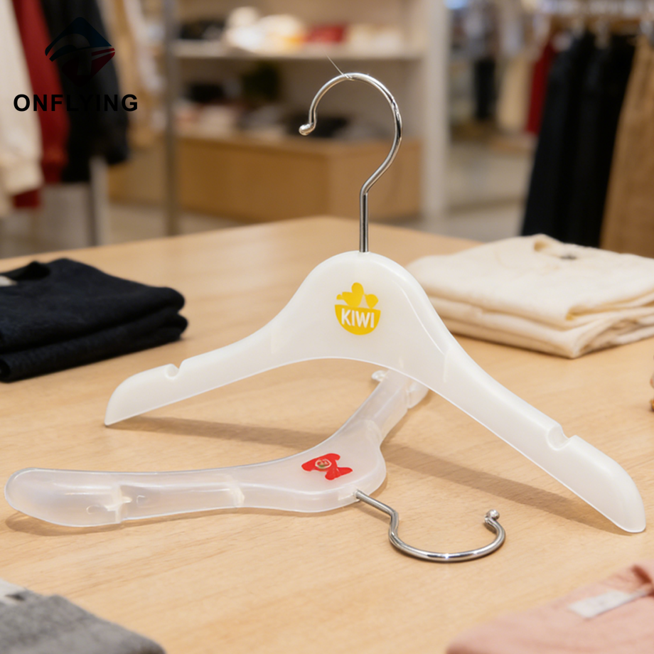 カスタムロゴ小型かわいい子供用プラスチック衣類ハンガー中国工場