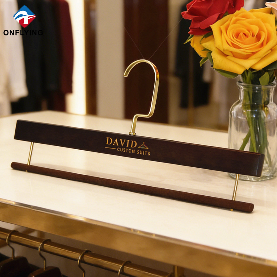 porcelana Percha para pantalones de madera de loto marrón personalizada de primera calidad con barra de terciopelo Proveedor China fabricante
