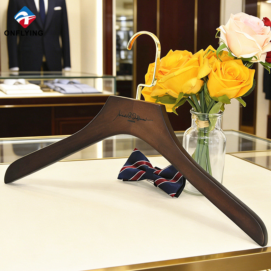 实用美观定制刻标志棕色木衬衫衣架制造商中国