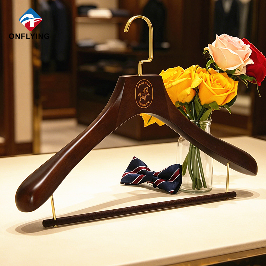 ベルベットバー付き高級ヘビーデューティワイドショルダーブラウンロータスウッドスーツハンガーサプライヤー中国