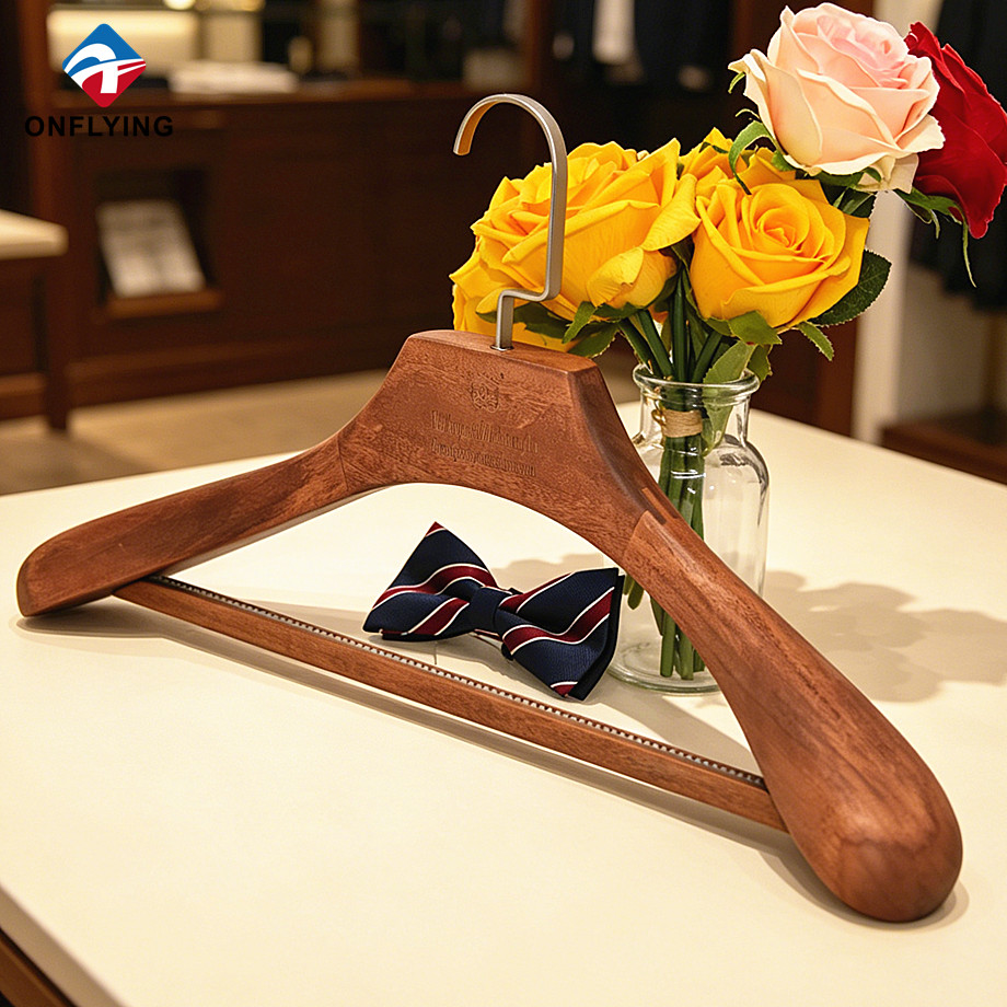 Cabide personalizado de roupas de madeira de lótus de ombro largo premium com barra antiderrapante fornecedor China