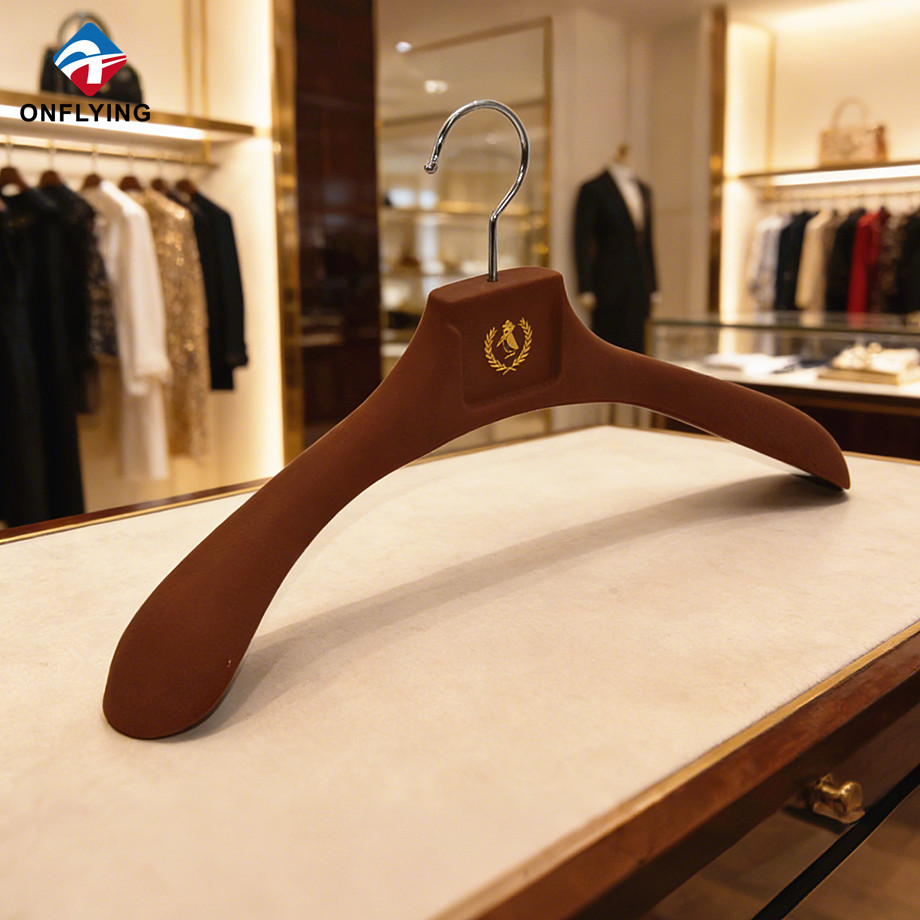 熱い販売カスタマイズされた強力なゴム製コーティングされた ABS プラスチック ジャケット ハンガー ロゴ付き工場中国