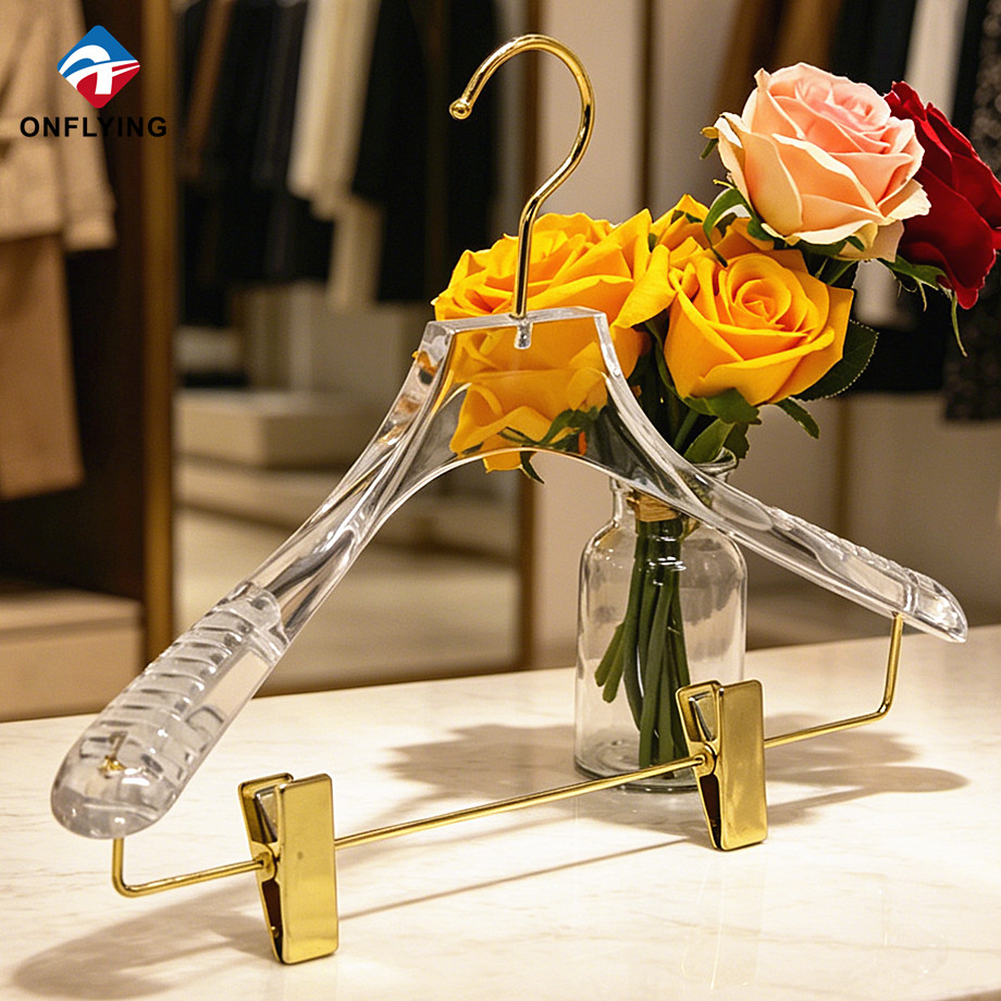 Cintre de jupe en acrylique transparent personnalisé moderne de marque de luxe pour dame avec clips en or fournisseur Chine