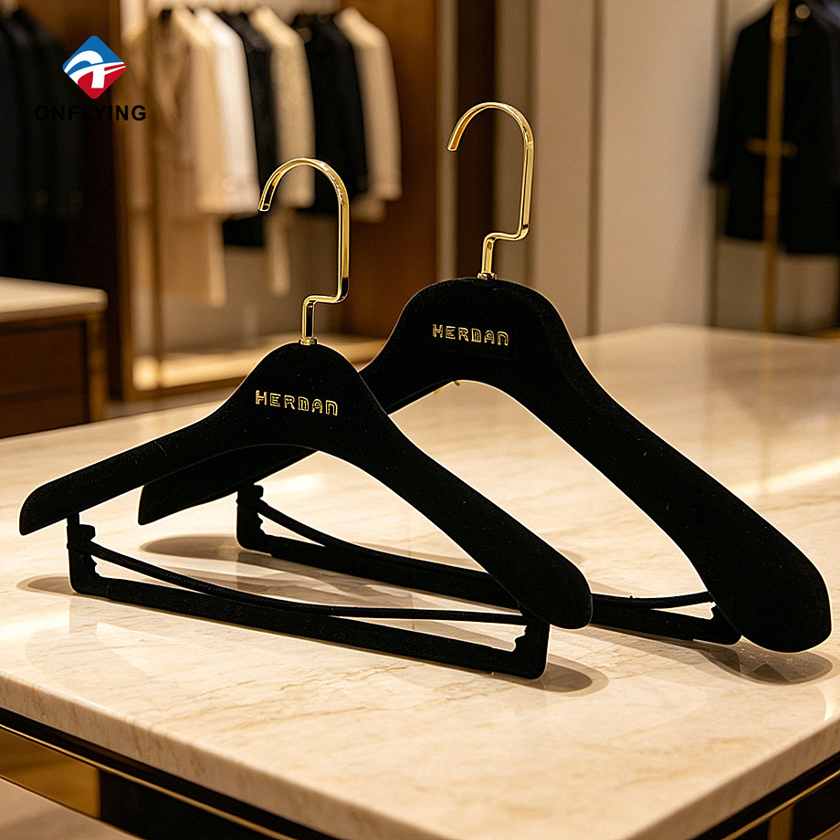 الاستخدام اليومي مجموعة شماعات الملابس المخملية السوداء غير القابلة للانزلاق للرجال من بريميوم للأطفال في الصين