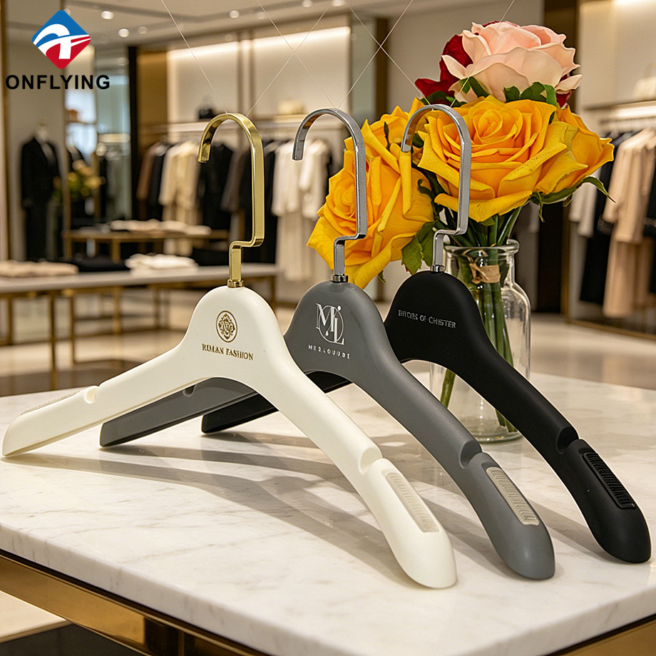 أفضل متجر لبيع منتجات الزفاف مضاد للانزلاق مصنوع من البلاستيك الملون المطلي بالمطاط مصنع مجموعة شماعات الملابس في الصين